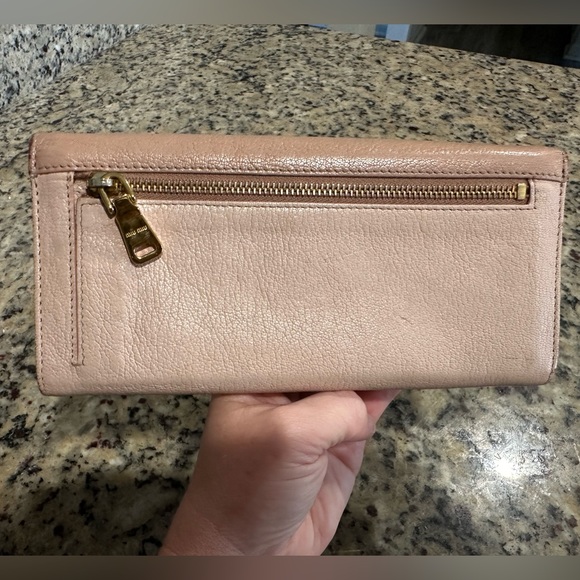 Small call outs Miu Miu Continental Bow wallet pink and beige - Picture 10 of 11